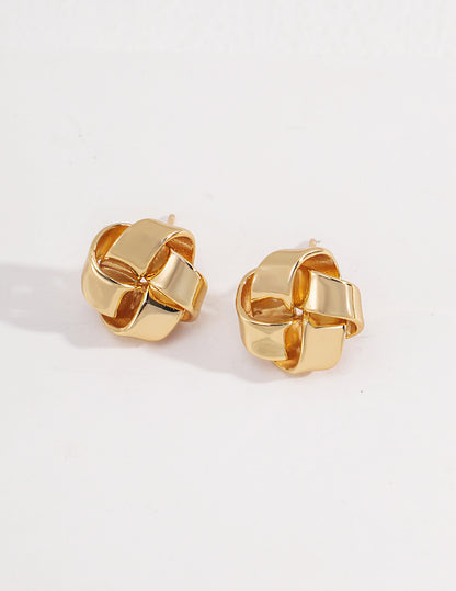 Gold knot-shaped studs crafted from 925 silver, available in vintage gold and white gold. Measuring 1.5 cm, these minimalist earrings add sophistication and charm to any look.