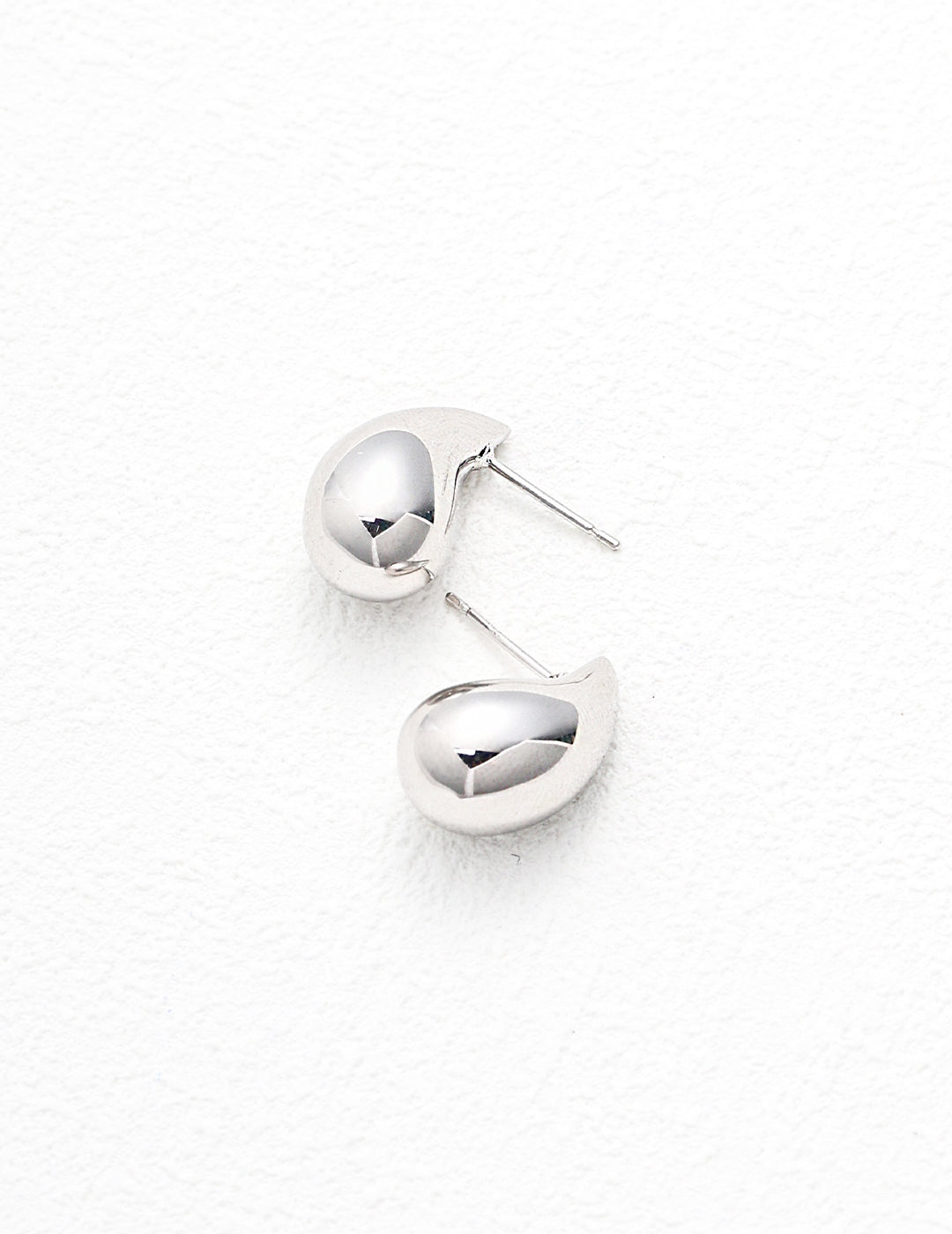 pure silver teardrop earrings in white gold, crafted from 925 silver. Measuring 1.6 cm in height and 1 cm in width, they add a sophisticated touch to any outfit.