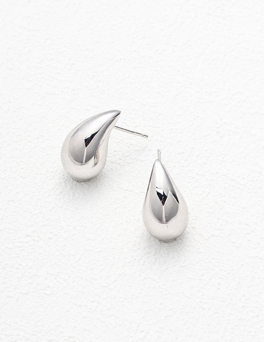 pure silver teardrop earrings in white gold, crafted from 925 silver. Measuring 1.6 cm in height and 1 cm in width, they add a sophisticated touch to any outfit.