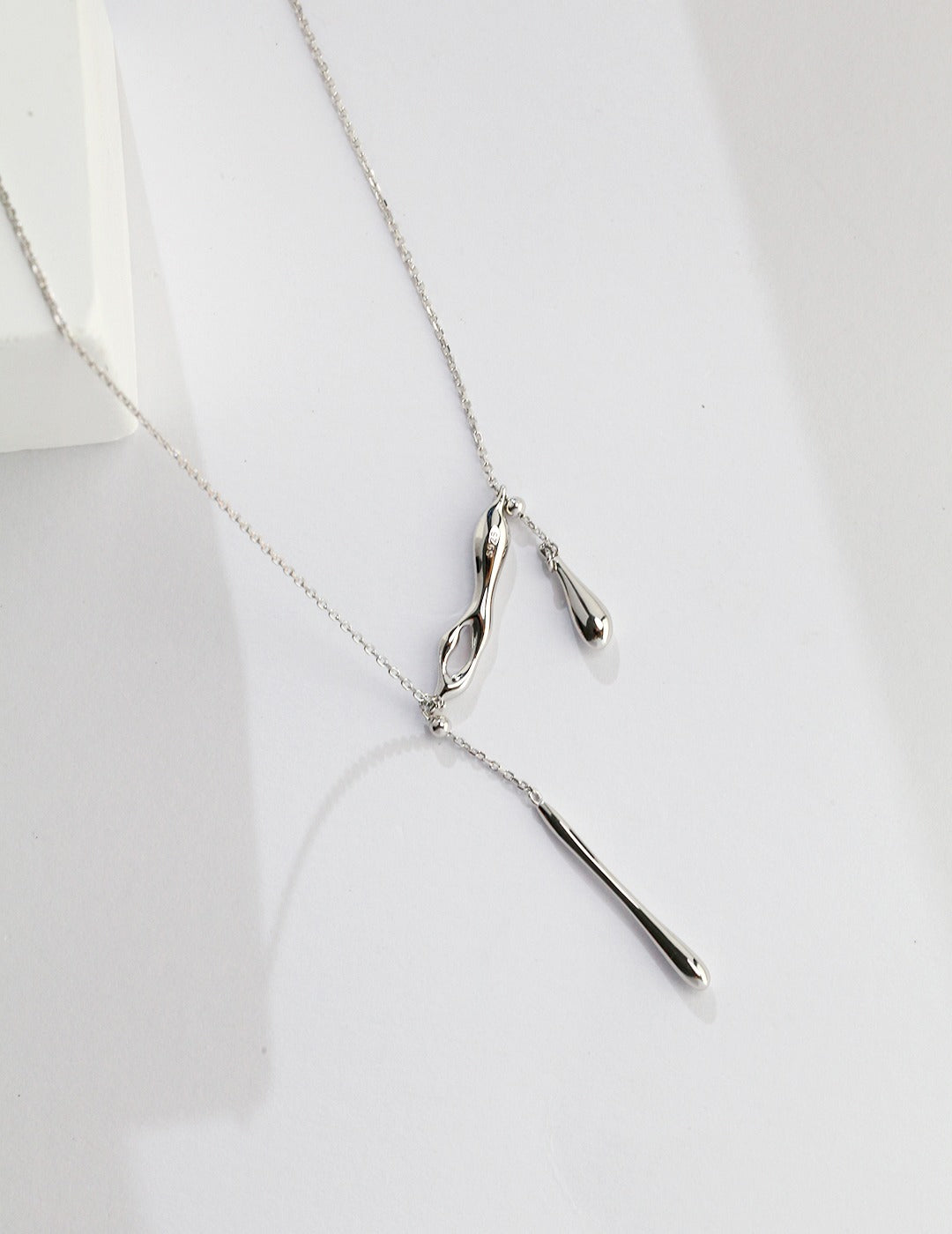 Collier minimaliste de gouttelettes de glace